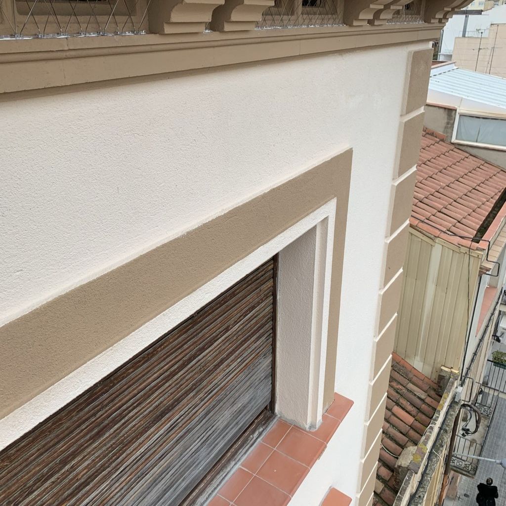 Hermes Vertical vista de ventana de edificio con persiana madera
